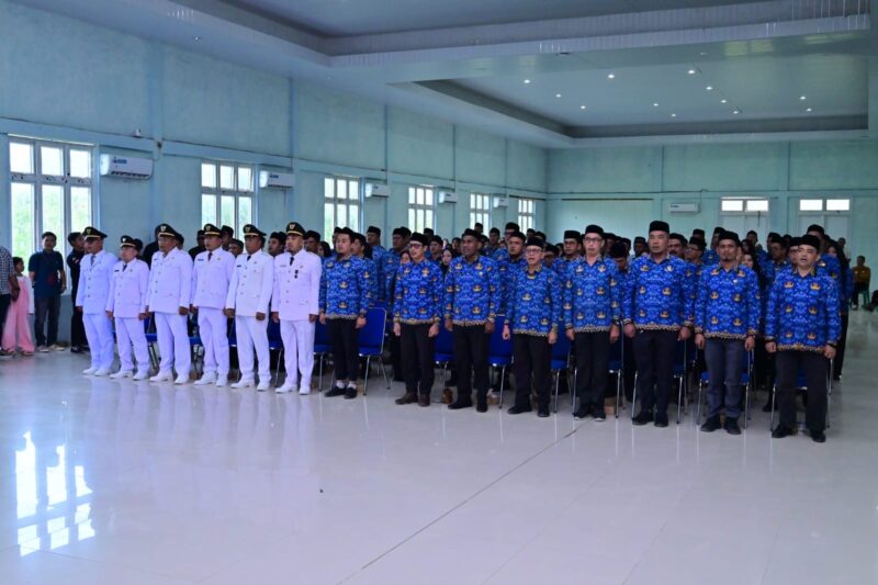 Sejumlah ASN saat mengikuti prosesi pelantikan dan pengambilan sumpah jabatan di Aula DPMPKB Aceh Jaya, Jumat (7/8/2026). Foto: Dok. Pemkab Aceh Jaya