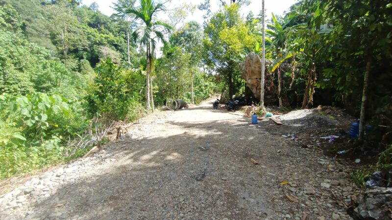 Warga Desa Kemumu Seberang mulai memanfaatkan jalan sepanjang 1,5 kilometer yang dibuka melalui program TMMD ke-129 Kodim 0107/Aceh Selatan, Rabu (12/8/2026). Foto: Dok. Istimewa 