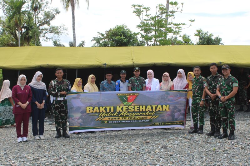 Warga Gampong Meunasah Dayah, Kecamatan Beutong, Nagan Raya, mengikuti pelayanan kesehatan gratis dalam kegiatan Bakti Kesehatan Yonif TP 856/SBS, Jumat (21/8/2026). Foto: Dok. Istimewa