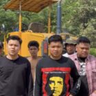 Aliansi Masyarakat Menggugat Semadam (AM2S) menggelar aksi pengibaran bendera Merah Putih di kantor operasional PT Semadam, Desa Tanjung Gelumpang, Kecamatan Sekerak, Senin (17/8/2026). Foto: Dok. Istimewa