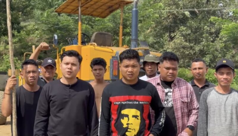 Aliansi Masyarakat Menggugat Semadam (AM2S) menggelar aksi pengibaran bendera Merah Putih di kantor operasional PT Semadam, Desa Tanjung Gelumpang, Kecamatan Sekerak, Senin (17/8/2026). Foto: Dok. Istimewa 