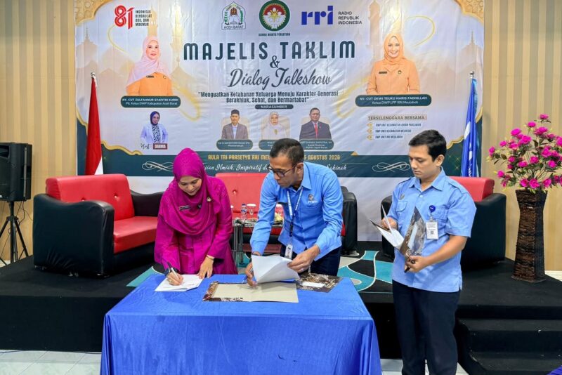 Plt Ketua Dharma Wanita Persatuan (DWP) Kabupaten Aceh Barat, Cut Zulfahnur Syafitri, menghadiri kegiatan majelis taklim sekaligus penandatanganan kerja sama dengan LPP RRI Meulaboh di Aula RRI Pro 1 Meulaboh, Desa Pasi Jambu, Kecamatan Kaway XVI, Kabupaten Aceh Barat, Rabu (5/8/2026). Foto: Dok. Istimewa 