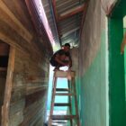 Personel Satgas TMMD Reguler ke-129 Kodim 0107/Aceh Selatan menyelesaikan pemasangan keramik, plafon, dan pengecatan rumah milik Barlian yang kini memasuki tahap finishing dengan progres 88 persen di Desa Kemumu Hilir, Kecamatan Labuhanhaji Timur, Sabtu (8/8/2026). Foto: Dok. Istimewa