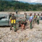 Personel Kodim 0108/Agara bersama Yon TP 855/RD dan masyarakat bergotong royong mengumpulkan serta mengangkut material batu sungai untuk mendukung pembangunan Jembatan Gantung Perintis di Desa Lawe Pinis, Kecamatan Darul Hasanah, Aceh Tenggara, Sabtu (29/8/2026). Foto: Dok. Istimewa 