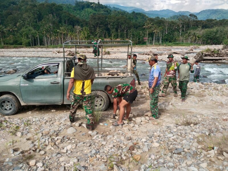 Personel Kodim 0108/Agara bersama Yon TP 855/RD dan masyarakat bergotong royong mengumpulkan serta mengangkut material batu sungai untuk mendukung pembangunan Jembatan Gantung Perintis di Desa Lawe Pinis, Kecamatan Darul Hasanah, Aceh Tenggara, Sabtu (29/8/2026). Foto: Dok. Istimewa 