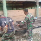 Pelda Dedi Mulyono bersama tim teknisi Satgas TMMD ke-129 Kodim 0102/Pidie memasang instalasi listrik dan lampu pada fasilitas MCK umum di Desa Lhok Panah, Kecamatan Sakti, Kabupaten Pidie, Senin (10/8/2026). Foto: Dok. Istimewa 