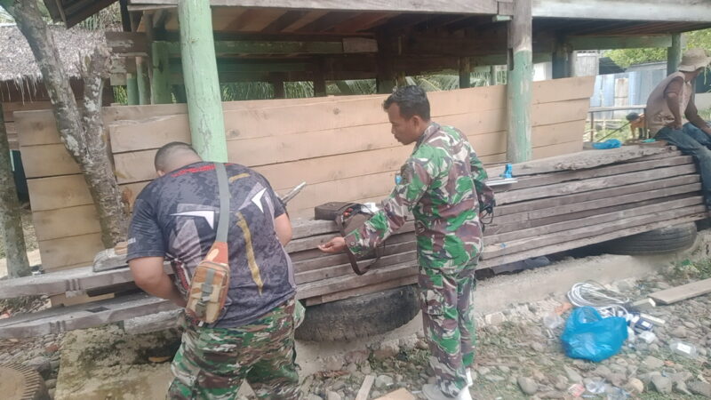 Pelda Dedi Mulyono bersama tim teknisi Satgas TMMD ke-129 Kodim 0102/Pidie memasang instalasi listrik dan lampu pada fasilitas MCK umum di Desa Lhok Panah, Kecamatan Sakti, Kabupaten Pidie, Senin (10/8/2026). Foto: Dok. Istimewa 