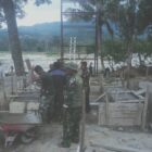 Personel TNI bersama masyarakat bergotong royong melakukan pengecoran lantai jembatan beton di Desa Bunga Melur, Kecamatan Deleng Pokhkisen, Aceh Tenggara, Jumat (7/8/2026). Foto: Dok. Istimewa