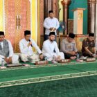 Bupati Aceh Barat Tarmizi bersama jajaran Forkopimda dan ASN mengikuti Zikir dan Doa Tolak Bala Rabu Abeh di Masjid Agung Baitul Makmur, Rabu (12/8/2026). Foto: Dok. Istimewa