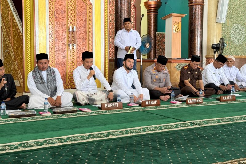 Bupati Aceh Barat Tarmizi bersama jajaran Forkopimda dan ASN mengikuti Zikir dan Doa Tolak Bala Rabu Abeh di Masjid Agung Baitul Makmur, Rabu (12/8/2026). Foto: Dok. Istimewa 