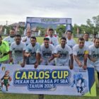 Ketua DPRK Aceh Besar Abdul Muchti bersama GM PT SBA Lhoknga R. Adi Santosa, Kepala Dispora Aceh Besar Abdullah, dan Ketua Club Carlos Lhoknga Zamzami melakukan tendangan pertama saat membuka Turnamen Carlos Cup 2026 di Lapangan Mini Carlos Lhoknga, Jumat (28/8/2026). Foto: Dok. Istimewa 