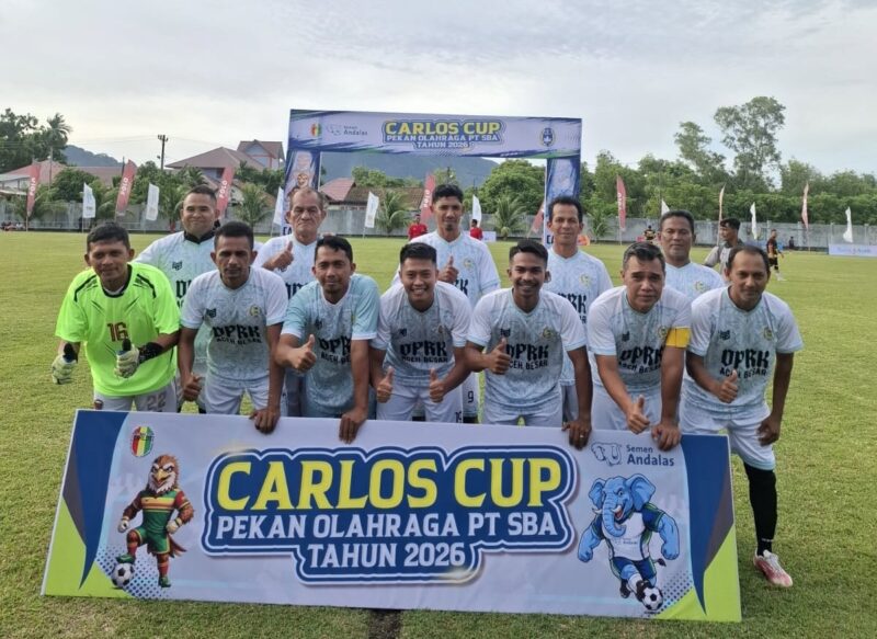 Ketua DPRK Aceh Besar Abdul Muchti bersama GM PT SBA Lhoknga R. Adi Santosa, Kepala Dispora Aceh Besar Abdullah, dan Ketua Club Carlos Lhoknga Zamzami melakukan tendangan pertama saat membuka Turnamen Carlos Cup 2026 di Lapangan Mini Carlos Lhoknga, Jumat (28/8/2026). Foto: Dok. Istimewa 