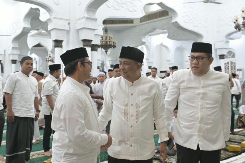 Plt Sekda Aceh Taufik menghadiri Peringatan Maulid Nabi Muhammad SAW 1448 Hijriah di Masjid Raya Baiturrahman, Banda Aceh, Senin malam (24/8/2026). Foto: Dok. Istimewa 