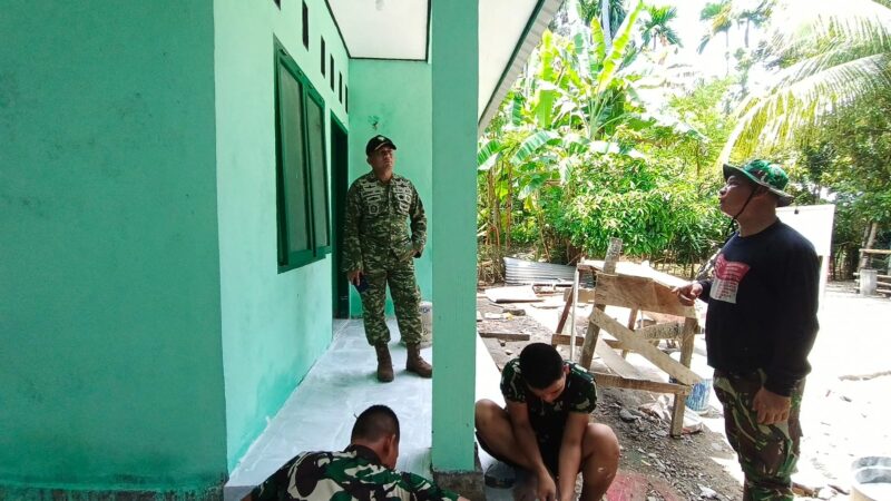 Dansatgas TMMD ke-129 Kodim 0107/Aceh Selatan Letkol Inf Andrino D.N. Lubis meninjau pekerjaan finishing rumah Barlian di Desa Kemumu Hilir, Kecamatan Labuhanhaji Timur, Selasa (11/8/2026). Foto: Dok. Istimewa 