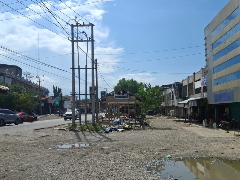 Warga sudah membongkar kios di Kota Mini Kecamatan Mutiara Timur, beberapa waktu yang lalu untuk penataan kota, (Foto.IST).