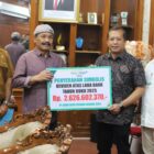 Bupati Pidie, Sarjani Abdullah didamping  Kepala BPKK Pidie, Teuku Hendra Hidayat saat menerima deviden dari Bank Aceh setempat, Selasa (4/8/2026) (Foto.IST).