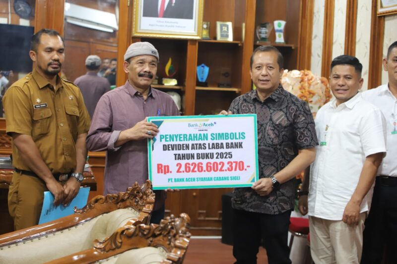 Bupati Pidie, Sarjani Abdullah didamping  Kepala BPKK Pidie, Teuku Hendra Hidayat saat menerima deviden dari Bank Aceh setempat, Selasa (4/8/2026) (Foto.IST).