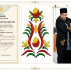 Bupati Pidie, Sarjani Abdullah saat memakaikan baju khas Pidie kepada anggota MAA setempat beberapa waktu yang lalu, (Foto.IST).