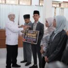 Bupati Pidie, Sarjani Abdullah menyerahkan bonus untuk kafilah MTQ tingkat Provinsi Aceh, di Oproom Sekdakab Pidie, Jumat (7/8/2026) (Foto.IST).