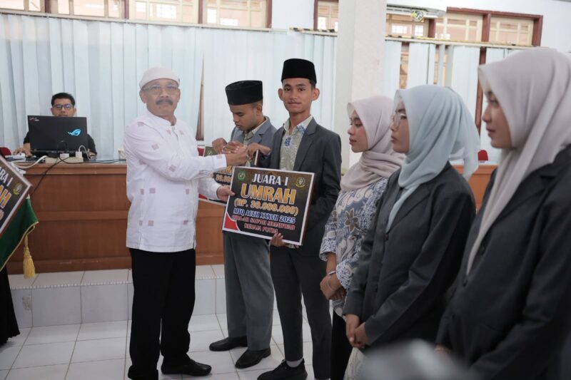 Bupati Pidie, Sarjani Abdullah menyerahkan bonus untuk kafilah MTQ tingkat Provinsi Aceh, di Oproom Sekdakab Pidie, Jumat (7/8/2026) (Foto.IST).