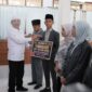 Bupati Pidie, Sarjani Abdullah menyerahkan bonus untuk kafilah MTQ tingkat Provinsi Aceh, di Oproom Sekdakab Pidie, Jumat (7/8/2026) (Foto.IST).