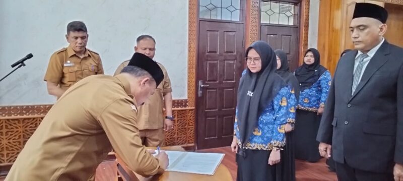 Bupati Pidie Sarjani Abdullah saat menandatangani berita acara pelantikan pejabat struktural di ruang kerja bupati pada Senin (10/8/2026) (Foto.IST).