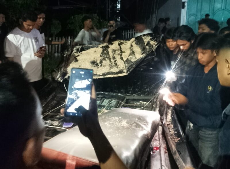 Kondisi korban ketimpa pohon di jalan Banda Aceh-Medan saat dievakuasi, Selasa malam (11/8/2026) (Foto.IST).