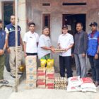 Kadis Sosial Kabupaten Pidie, menyerahkan bantuan kepada korban ketimpa pohon, Rabu (12/8/2026) (Foto.IST).