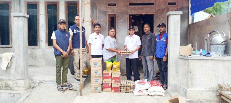Kadis Sosial Kabupaten Pidie, menyerahkan bantuan kepada korban ketimpa pohon, Rabu (12/8/2026) (Foto.IST).