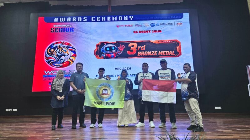 Siswa MAN I Pidie foto bersama usai merebut Juara Tiga World Robotic Competition Center (WRCC) di University Putra Malaysia (UPM), Selangor, Malaysia, Rabu, 12 Agustus 2026. (Foto.Dok.MAN I Pidie).