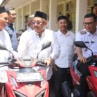 Bupati dan Wabup Pidie, Sarjani Abdullah-Alzaizi saat menyerahkan kenderaan operasional kepada sejumlah Imum Mukim di kantor bupati setempat, Rabu (19/8/2026) (Foto.IST).