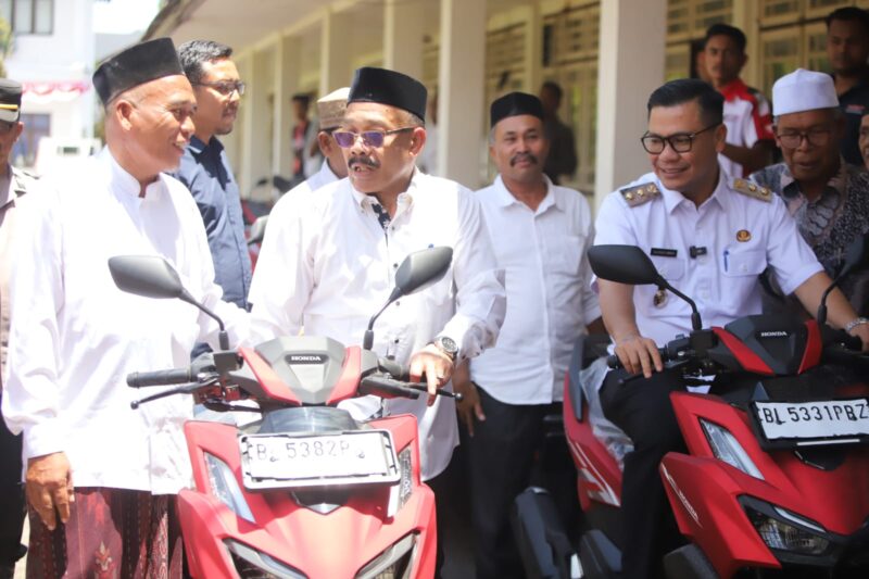 Bupati dan Wabup Pidie, Sarjani Abdullah-Alzaizi saat menyerahkan kenderaan operasional kepada sejumlah Imum Mukim di kantor bupati setempat, Rabu (19/8/2026) (Foto.IST).