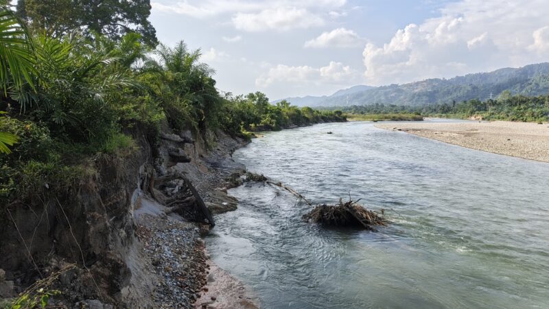 Lahan warga di DAS Krueng Babahrot tergerus oleh sungai. Foto. Dok. Teukunizar/noa.co.id