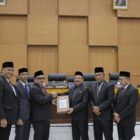 Penyerahan dokumen KUAPPAS dari Bupati Pidie Sarjani Abdullah dan diterima Ketua DPRK Pidie, Anwar Satra Putra di Gedung Dewan, Senin (24/8/2026) (Foto.IST).