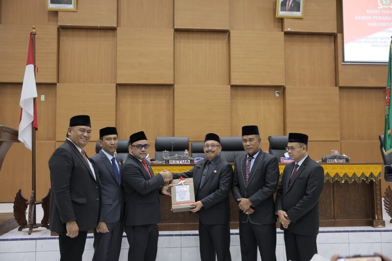 Penyerahan dokumen KUAPPAS dari Bupati Pidie Sarjani Abdullah dan diterima Ketua DPRK Pidie, Anwar Satra Putra di Gedung Dewan, Senin (24/8/2026) (Foto.IST).