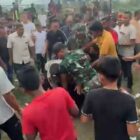 Foto tangkapan layar dari video yang dikirim Ketua PWI Lhokseumawe memperlihatkan kericuhan di Lapangan Sepakbola Bumigas Blang Jruen, Tanah Luas, Aceh Utara, Kamis sore, 27 Agustus 2026.

