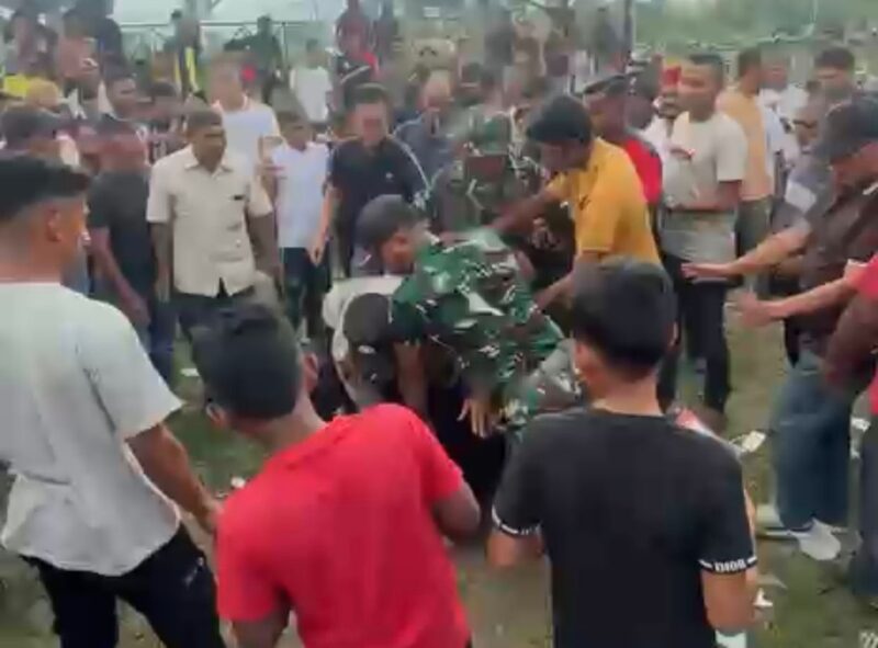 Foto tangkapan layar dari video yang dikirim Ketua PWI Lhokseumawe memperlihatkan kericuhan di Lapangan Sepakbola Bumigas Blang Jruen, Tanah Luas, Aceh Utara, Kamis sore, 27 Agustus 2026.


