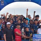 Ketua Asprov PSSI Aceh Nazir Adam menyerahkan trophy juara Piala Soeratin U-15 kepada kapten Talenta FA Banda Aceh di Stadion Blang Paseh Kota Sigli Kabupaten Pidie, Sabtu (29/8/2026) (Foto. Amir Sagita.NOA.co.id)