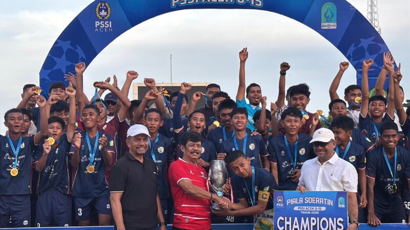 Ketua Asprov PSSI Aceh Nazir Adam menyerahkan trophy juara Piala Soeratin U-15 kepada kapten Talenta FA Banda Aceh di Stadion Blang Paseh Kota Sigli Kabupaten Pidie, Sabtu (29/8/2026) (Foto. Amir Sagita.NOA.co.id)