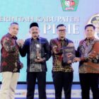 Bupati Pidie Sarjani Abdullah didampingi Wakil Bupati Pidie Alzaizi dan Pimred Serambi Indonesia, Zainal Arifin foto bersama usai menerima serambi Awrds di Gedung Dayan Dawood Darussalam Banda Aceh, Sabtu malam (29/8/2026) (Foto. IST)