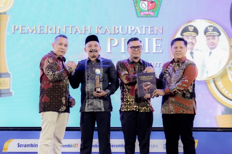 Bupati Pidie Sarjani Abdullah didampingi Wakil Bupati Pidie Alzaizi dan Pimred Serambi Indonesia, Zainal Arifin foto bersama usai menerima serambi Awrds di Gedung Dayan Dawood Darussalam Banda Aceh, Sabtu malam (29/8/2026) (Foto. IST)
