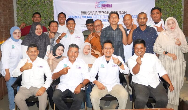 Aldin Naigolan foto bersama usai terpilih sebagai Ketua SMSI Aceh 2026-2030 di Banda Aceh, Senin (31/8/2026).