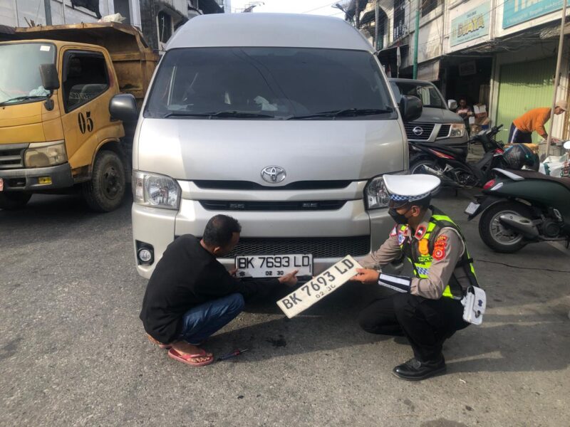 Penertiban Plat nomor polisi modifikasi oleh Satlantas Polres Abdya. Foto. Dok. Teukunizar/noa.co.id