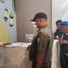 Personil Satpol PP dan WH Kabupaten Abdya menyampaikan surat himbauan terkait pelaksanaan Syariat Islam. Foto. Dok. Teukunizar/noa.co.id