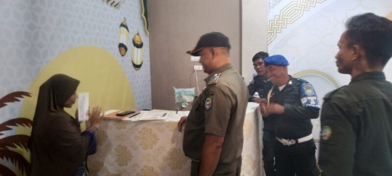 Personil Satpol PP dan WH Kabupaten Abdya menyampaikan surat himbauan terkait pelaksanaan Syariat Islam. Foto. Dok. Teukunizar/noa.co.id