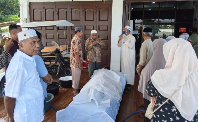 Praktek pelatihan fardhu kifayah yang diadakan Pemdes Geulumpang Payong. Foto. Dok. Teukunizar/noa.co.id