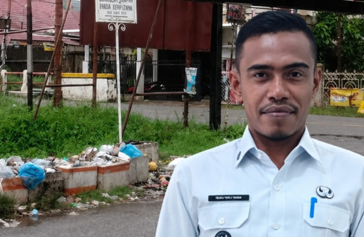 Keuchik Gampong Geulumpang Payong, Khairuddin,SH. Foto. Dok. Teukunizar/noa.co.id