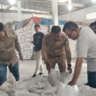 Bupati Safaruddin bersama Mus Seudong melihat langsung beras hasil gilingan di kilang pada Laris. Foto. Dok. Teukunizar/noa.co.id
