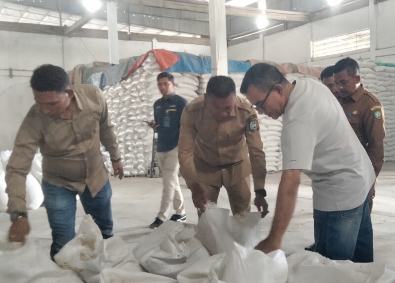 Bupati Safaruddin bersama Mus Seudong melihat langsung beras hasil gilingan di kilang pada Laris. Foto. Dok. Teukunizar/noa.co.id