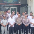 Wadir Direktorat Lalulintas Polda Aceh diabadikan setelah pelaksanaan supervisi di Samsat Abdya. Foto. Dok. Teukunizar/noa.co.id